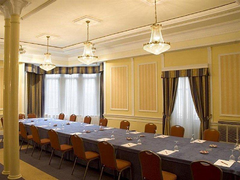 One Shot Reina Victoria Hotel 4*