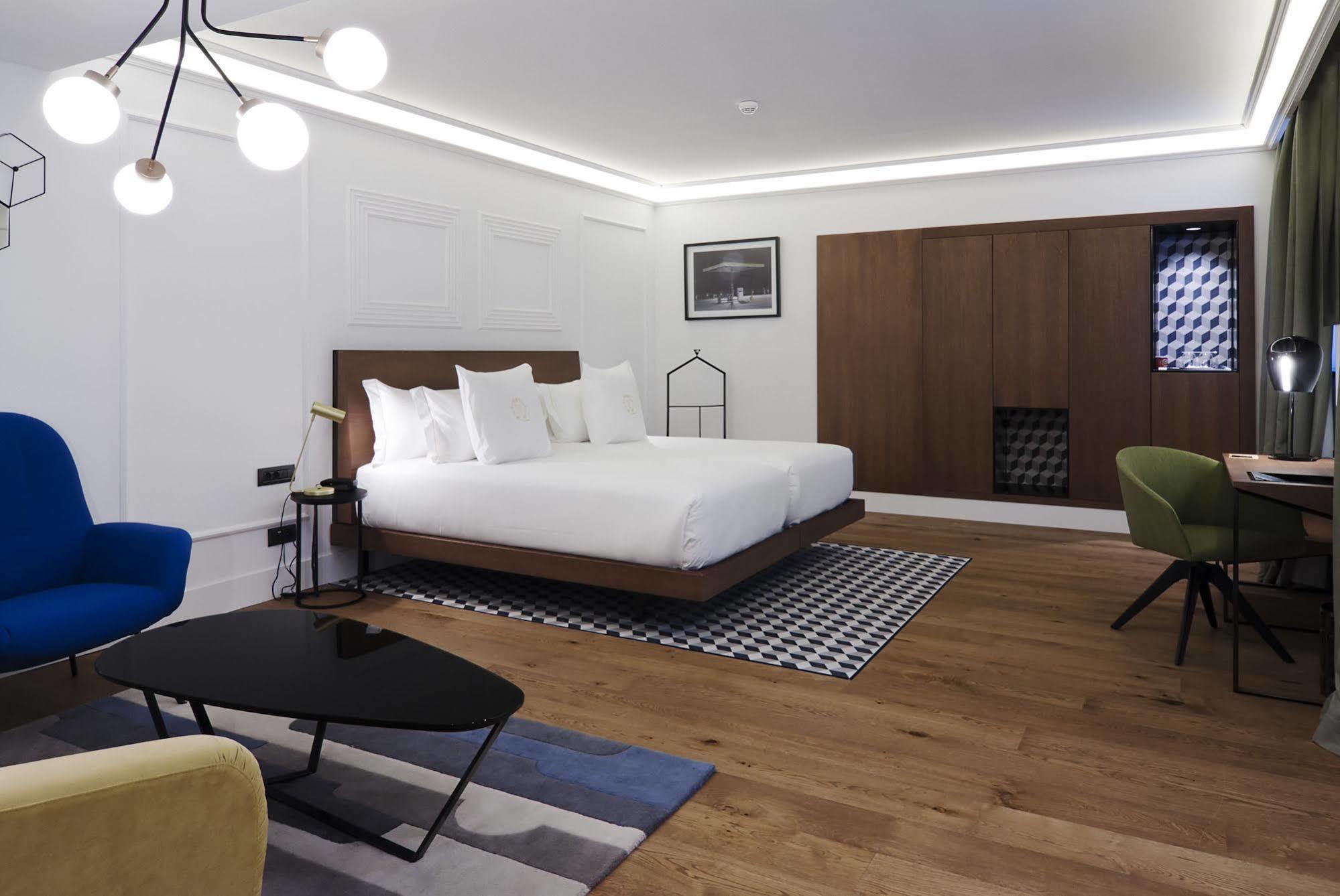 One Shot Reina Victoria Hotel